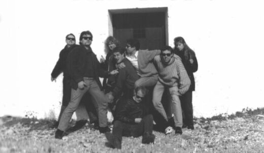 Photo du groupe des amis devant la porte d’un des Moulins à vent de Consuegra et Campo de Criptana en Espagne rendus célèbres par Don Quichotte