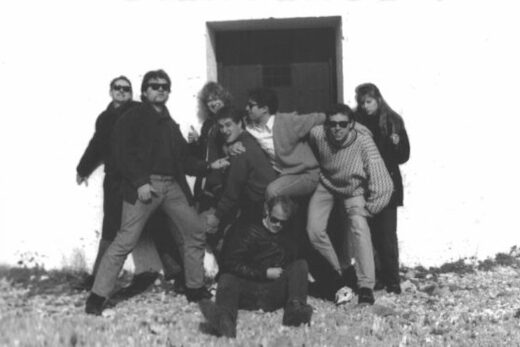 Photo du groupe des amis devant la porte d’un des Moulins à vent de Consuegra et Campo de Criptana en Espagne rendus célèbres par Don Quichotte