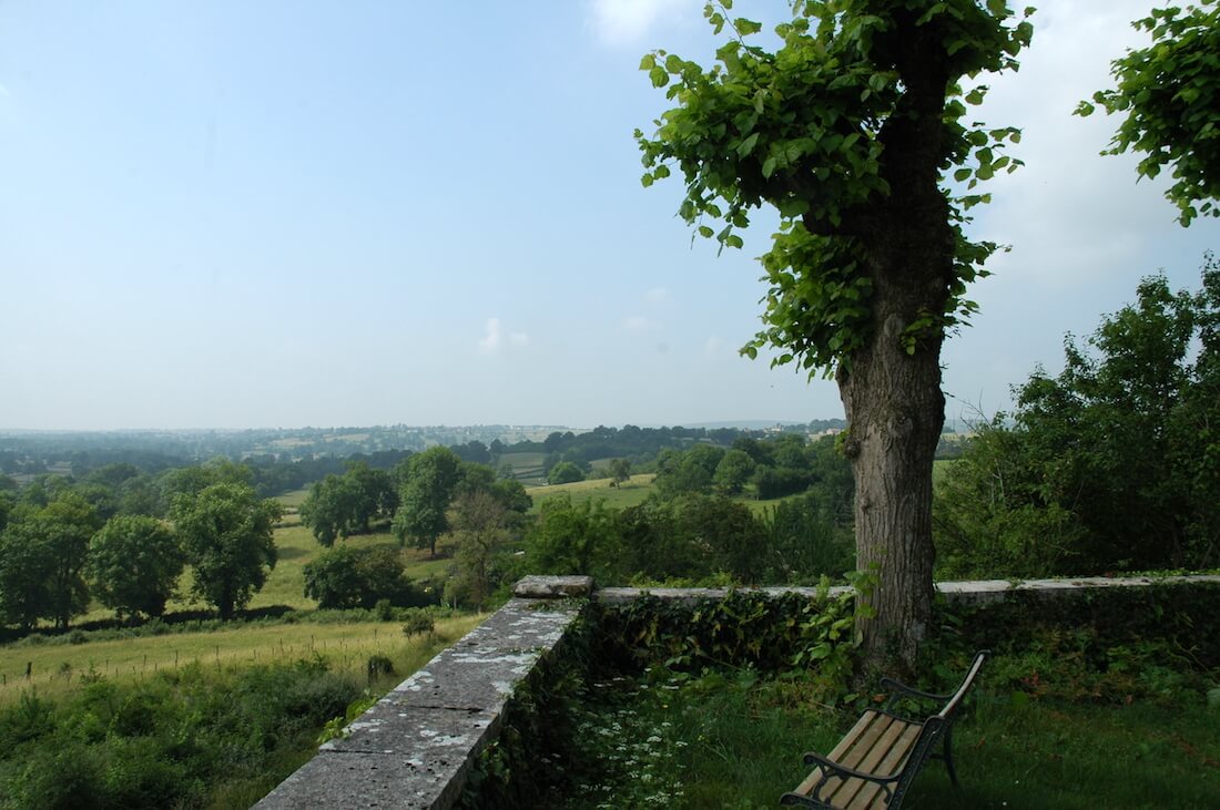 Paysage, vallée de l'Yonne et Morvan à l'horizon vus depuis les remparts du Château