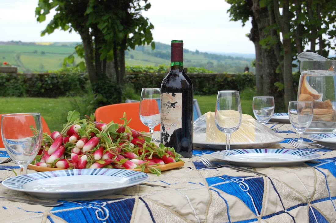 Vin et radis sur table extérieure