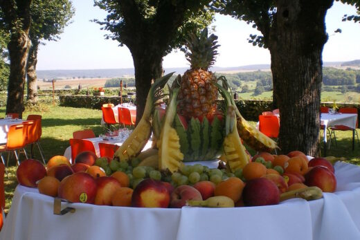 Pièce montée de fruits sur table de mariage
