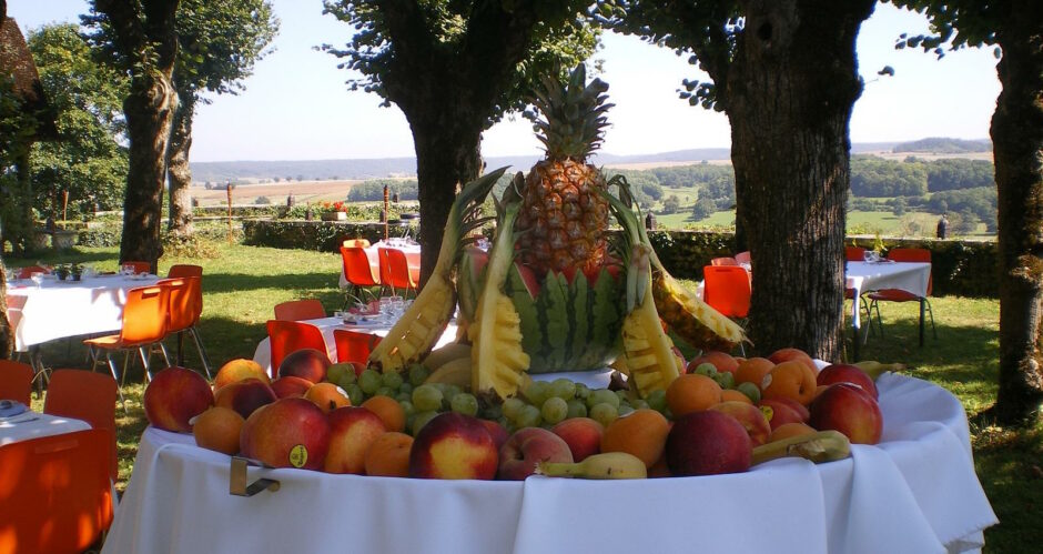 Pièce montée de fruits sur table de mariage