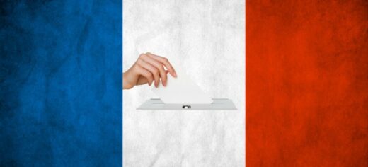 Bulletin blanc votant sur fond de drapeau national français