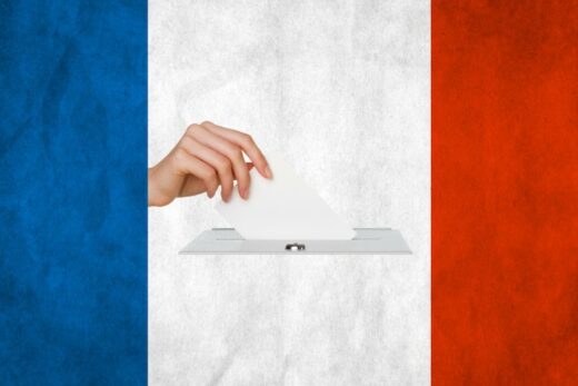 Bulletin blanc votant sur fond de drapeau national français