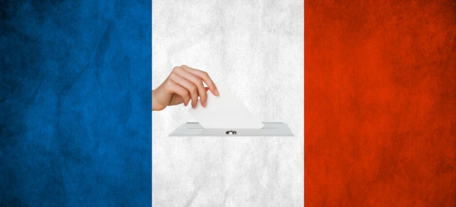 Bulletin blanc votant sur fond de drapeau national français