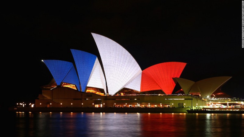Toit de l'opéra de Sydney au couleur du drapeau national français 