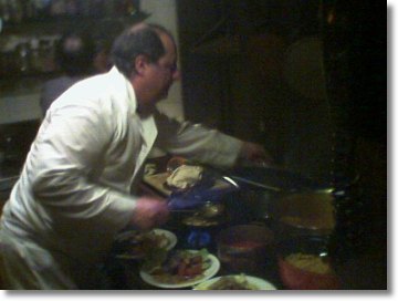 JP aux fourneaux dans la salle de son ancien restaurant le NPA à La Garenne-Colombes