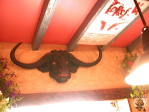 Totem Toro à la bodega Querencia