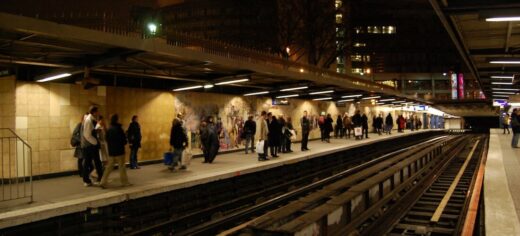 Quai de la station de Métro Bastille à Paris, ciel ouvert de nuit