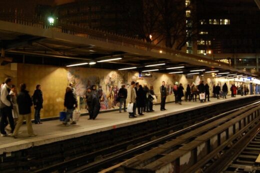 Quai de la station de Métro Bastille à Paris, ciel ouvert de nuit