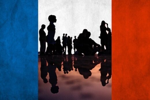 Ombres de citoyens sur fond de drapeau national français