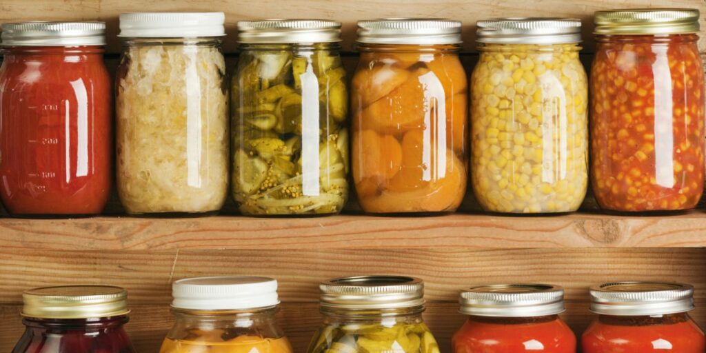 Étagères de conserves de légumes